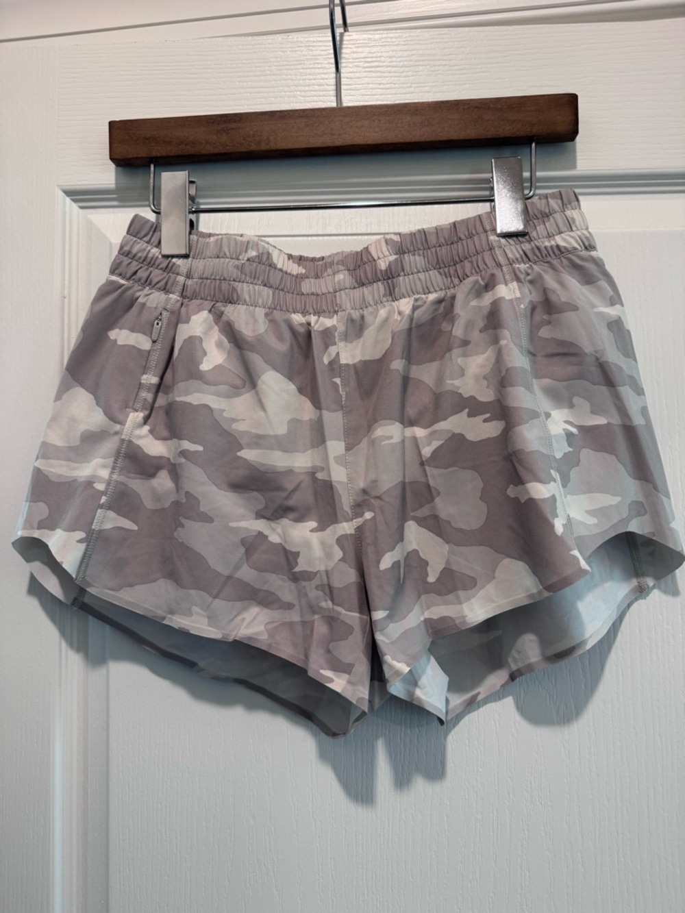 Athleta Hustle 3” Short in cream and tan camo